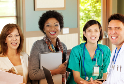 Les membres d’un groupe de professionnels de la santé de diverses origines sourient.