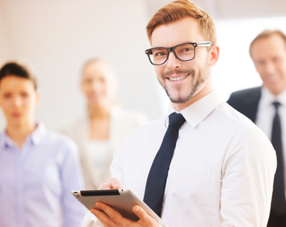 Un jeune employé d'Express Scripts Canada souriant présente des solutions en matière de gestion de régimes de soins de santé.